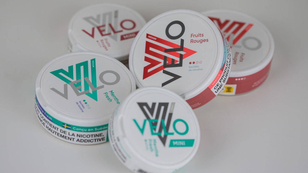 Test nouveautés nicotine pouches Velo Menthe Fresh et Velo Fruits Rouges